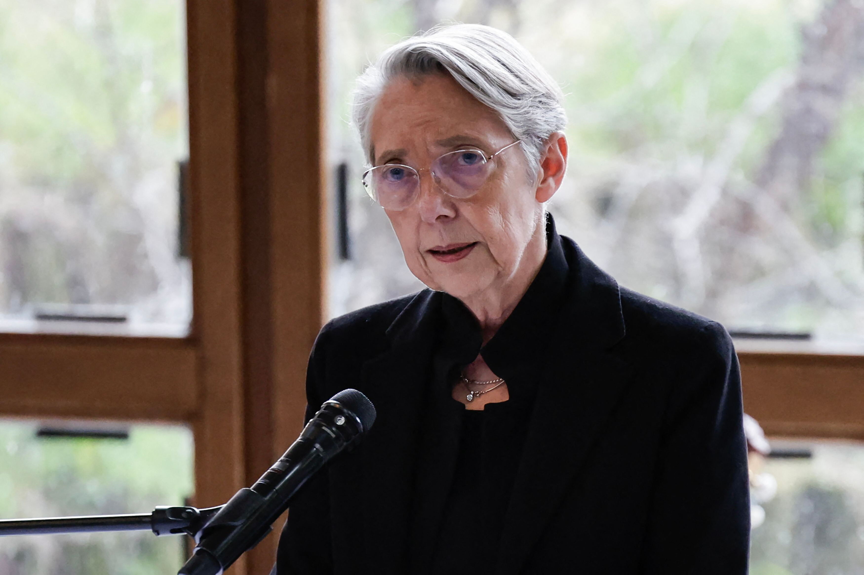 La ministre de l'Education nationale Elisabeth Borne lors d'une cérémonie au collège du Bois d'Aulne, où enseignait le professeur d'histoire-géographie Samuel Paty à Conflans-Sainte-Honorine, en banlieue parisienne, le 14 mars 2025.