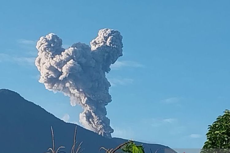 Gunung Marapi yang berada di Kabupaten Agam dan Kabupaten Tanah Datar, Sumatera Barat meletus pada Minggu pagi (16/3/2025).