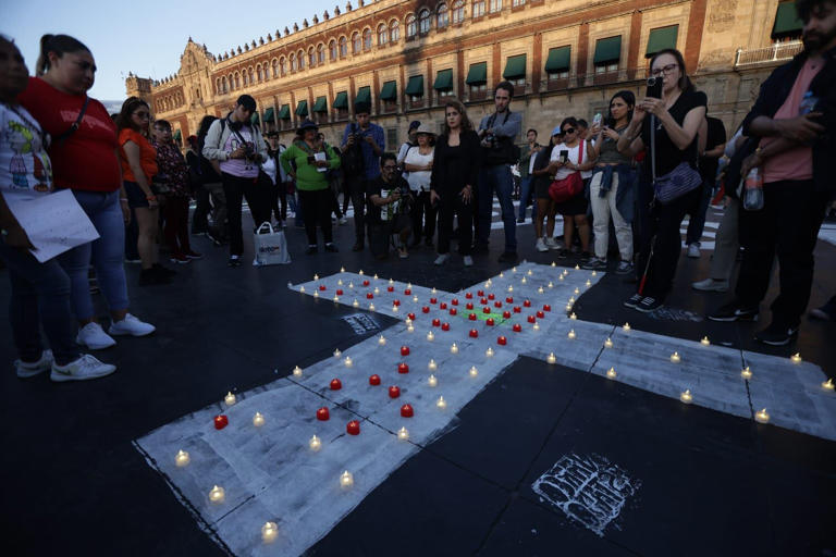 Cientos de personas llegaron al Zócalo de la Ciudad de México para protestar por los decenas de miles de desaparecidos en todo el país. Foto: Fernanda Rojas/ EL UNIVERSAL