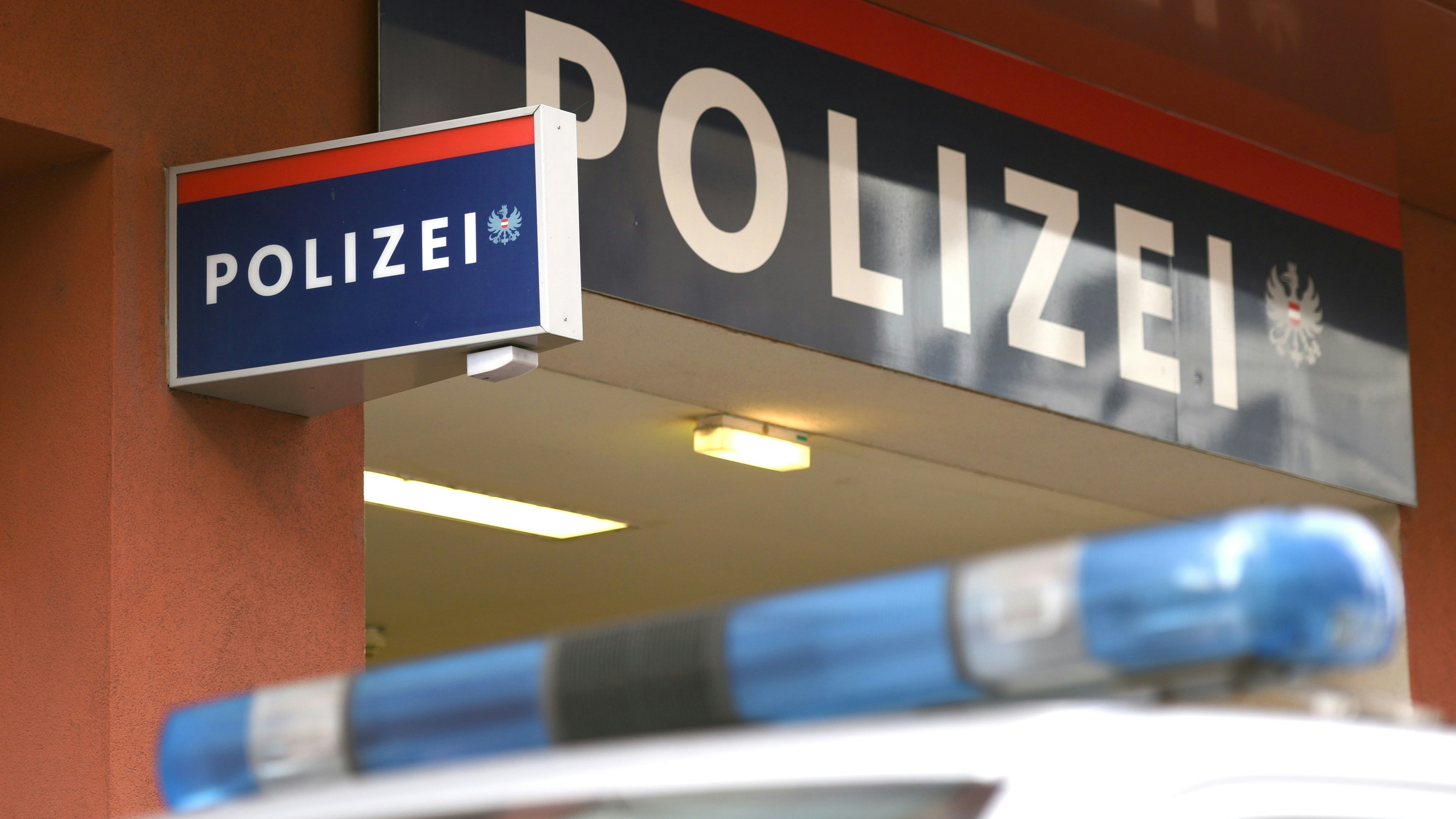 Mann mit Sturmhaube, Pistole in Linzer Bus: Großeinsatz