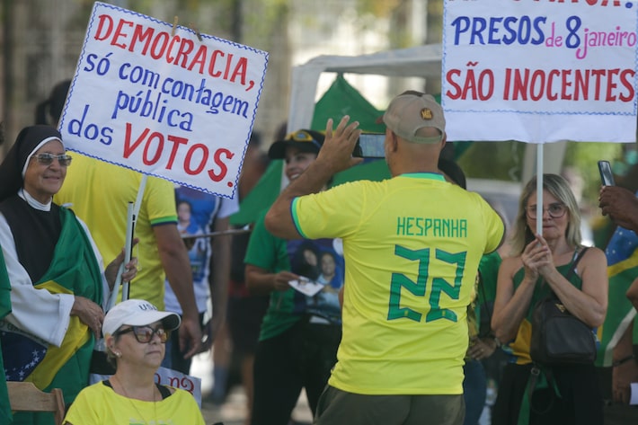 Manifestantes se reúnem no Rio de Janeiro na manhã deste domingo, 16 Foto: Pedro Kirilos/Estadão