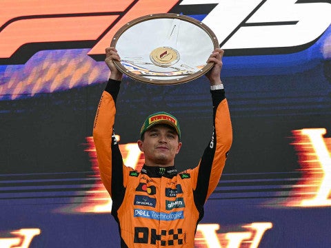 Lando Norris levantando el trofeo en Australia. (AFP)