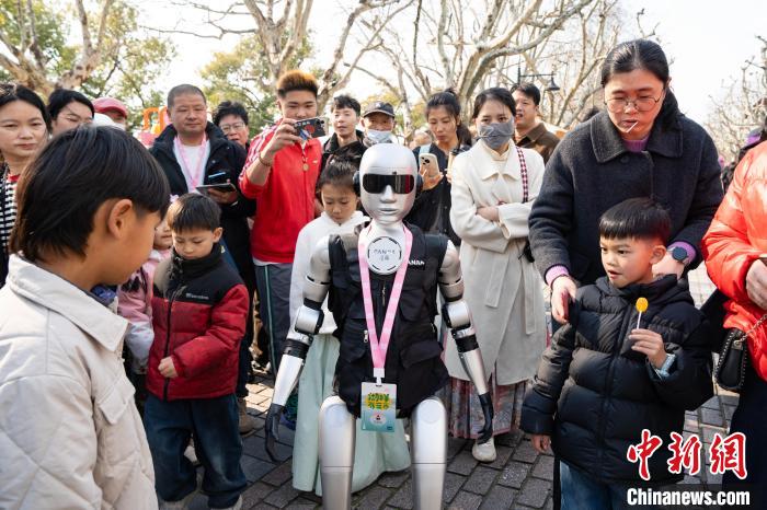 浙江杭州：机器人在西湖畔“就业”