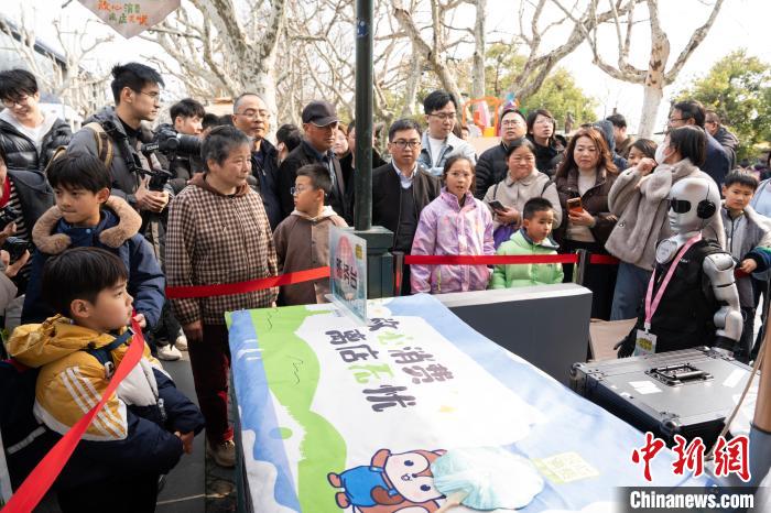 浙江杭州：机器人在西湖畔“就业”