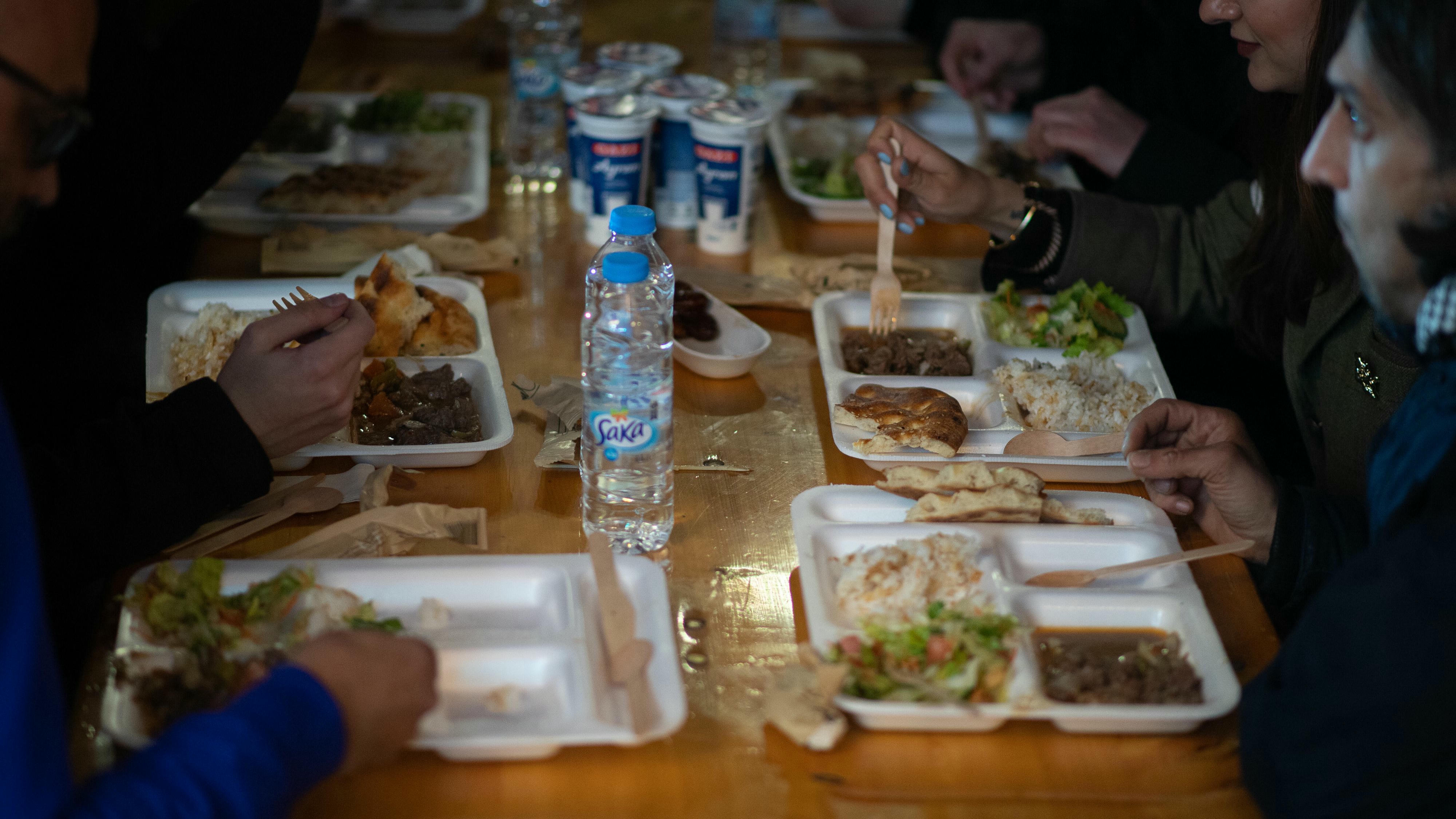 Ramadan 2025 D&uuml;sseldorf: Iftar, Gebetszeiten & Fastenbrechen - Der