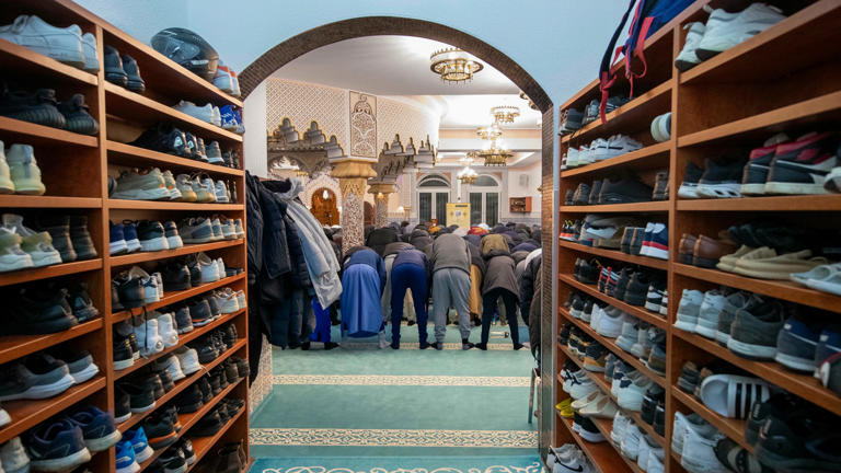 Ramadan 2025 Frankfurt: Iftar, Gebetszeiten & Fastenbrechen - Der