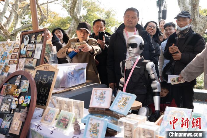 浙江杭州：机器人在西湖畔“就业”