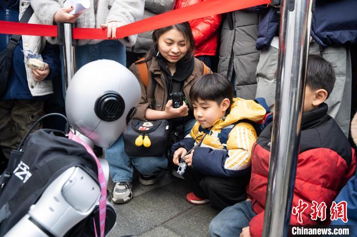 浙江杭州：机器人在西湖畔“就业”