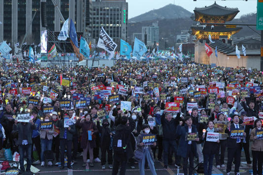 「윤 주석기쁨 즉시 퇴진·사회대개혁 비상 행동(비상 행동)」가 15일 오후, 서울 종로구 광화문 일대에서 열린 「윤 주석기쁨 즉시 퇴진! 사회대개혁!제15회범시민 대행진」으로, 참가자들이 윤대통령에 대한 헌법재의 즉각 파면을 요구하고 있다=김·테홀 기자//한겨레사