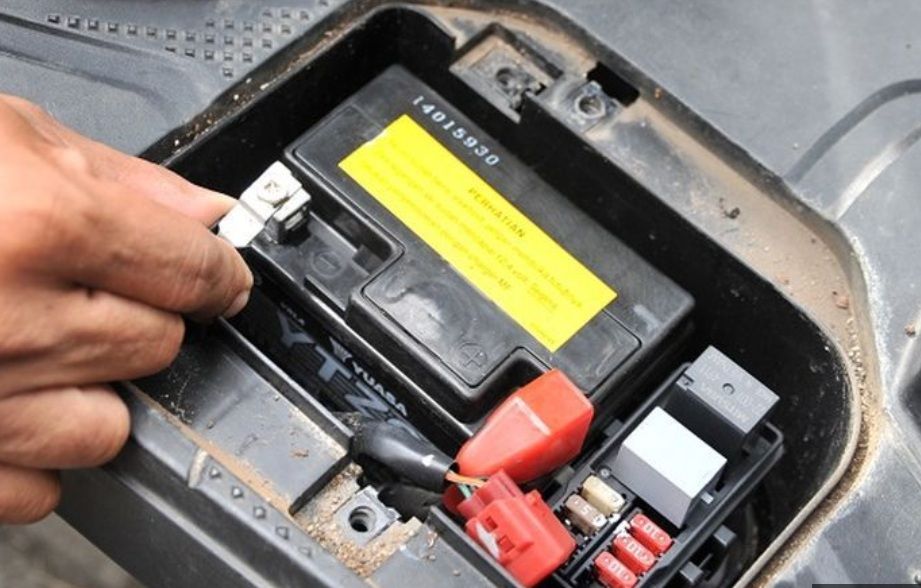 Fakta Terungkap, Kelebihan Aki Motor Kering Daripada Aki Basah
