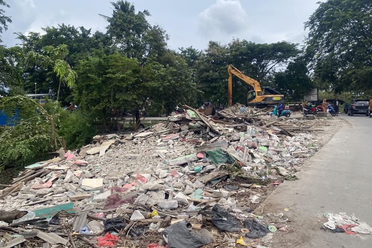 Bantaran Kali Sepak yang menghubungkan Desa Srijaya dan Srimukti di Tambun Utara, Kabupaten Bekasi, kini terlihat asri usai puluhan bangunan liar dibongkar Gubernur Jawa Barat Dedi Mulyadi pekan lalu.