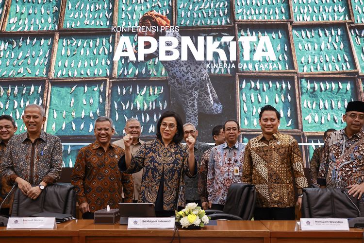 Menteri Keuangan Sri Mulyani Indrawati (ketiga kiri) bersama Wakil Menteri Suahasil Nazara (kedua kiri), Anggito Abimanyu (kiri), Thomas A. M. Djiwandono (kedua kanan), Sekretaris Jenderal Heru Pambudi (ketiga kanan) dan Direktur Jenderal Pajak Suryo Utomo (kanan) bersiap mengikuti konferensi pers APBN KiTa di Jakarta, Kamis (13/3/2025). Menteri Keuangan melaporkan Anggaran Pendapatan dan Belanja Negara (APBN) per 28 Februari 2025 mengalami defisit sebesar Rp31,2 triliun atau 0,13 persen terhadap Produk Domestik Bruto (PDB).