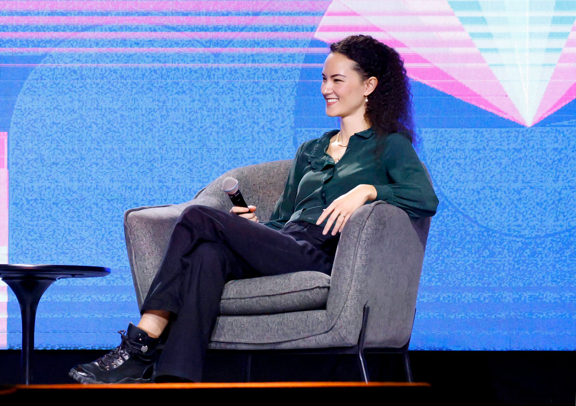 Meet Jay Graber: Young Female CEO of Bluesky Wears T-Shirt Troll at SXSW, Pioneers 'Time-Based' Bank in College 3 AA1B4NwM