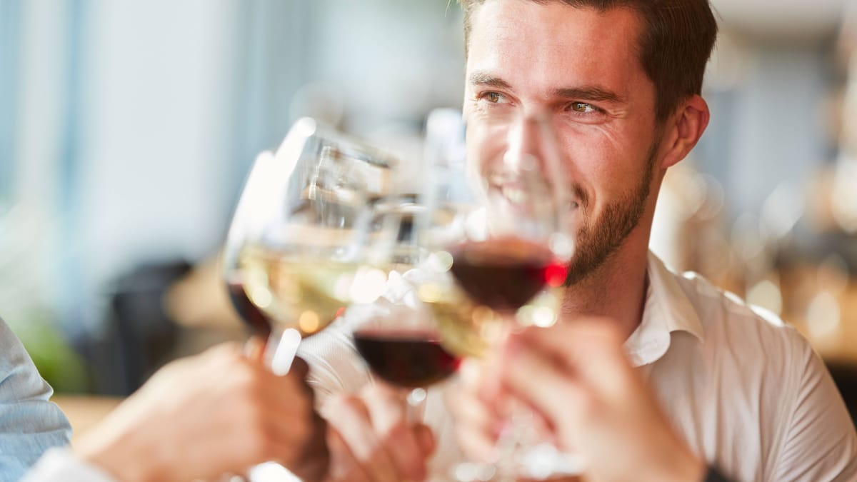 Rotwein vs. Weißwein: Kein Gesundheitsvorteil für Rotweintrinker