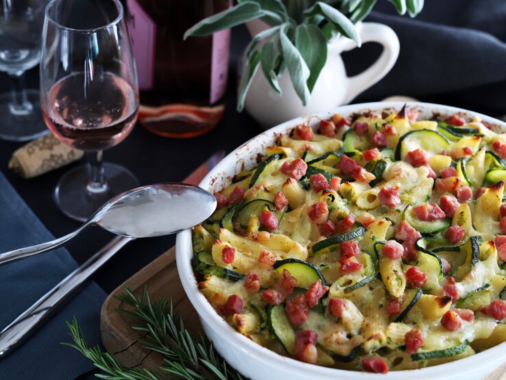 Zucchini-Nudelauflauf mit Speck: Wohlfühlküche für alle!