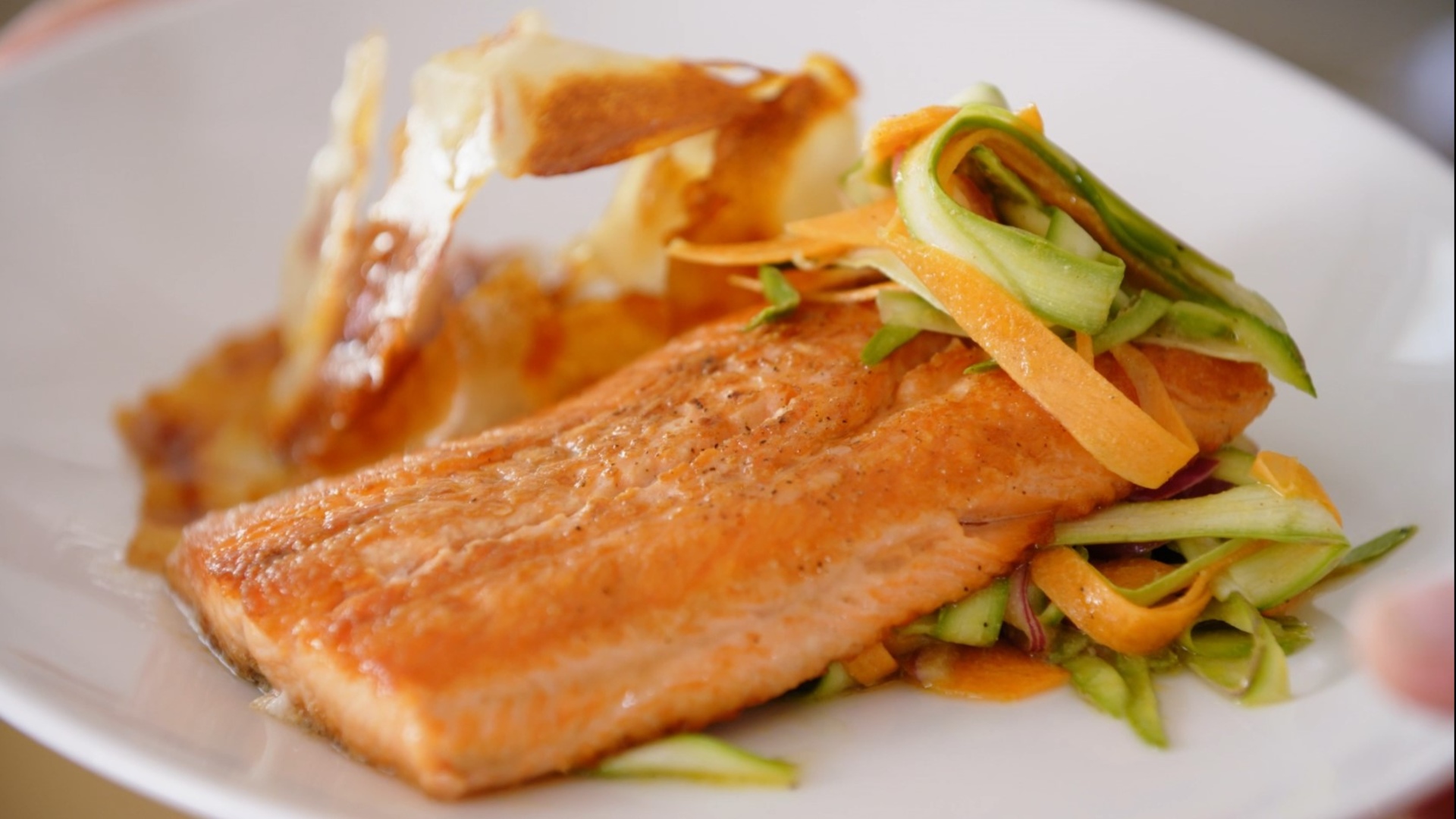 Regenbogenforelle mit knusprigen Kartoffeln, schnell und lecker!