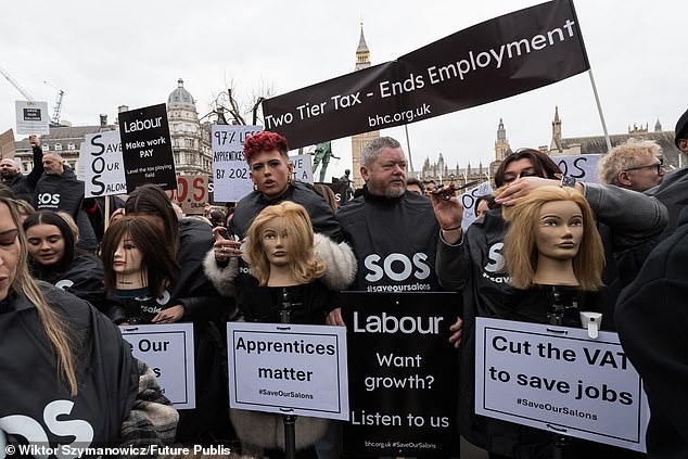 AA1B66EH Hairdressers Descend on Westminster to Protest Reeves’ Tax Overhaul