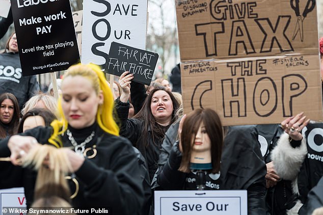 AA1B6bNi Hairdressers Descend on Westminster to Protest Reeves’ Tax Overhaul