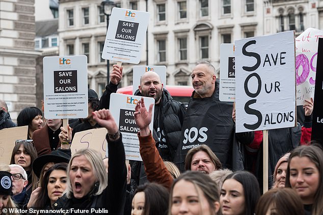 AA1B6gGO Hairdressers Descend on Westminster to Protest Reeves’ Tax Overhaul