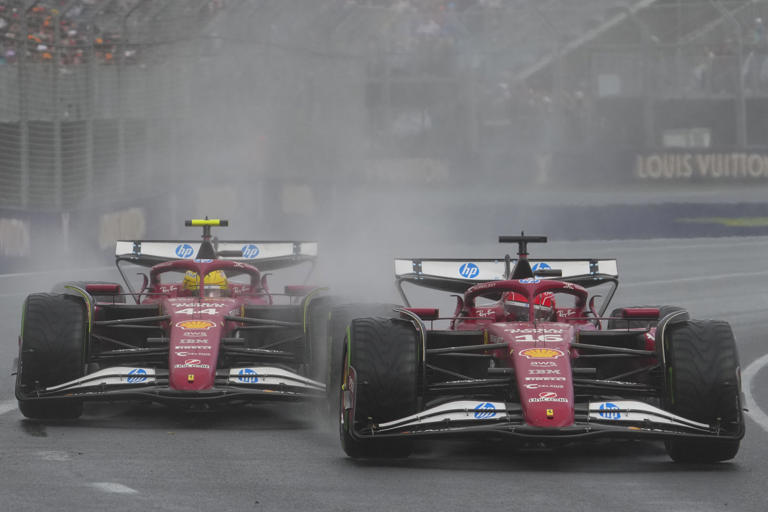 Los pilotos de Ferrari Charles Leclerc (derecha) y Lewis Hamilton durante el Gran Premio de Australia, el domingo 16 de marzo de 2025, en Melbourne. (AP Foto/Scott Barbour)