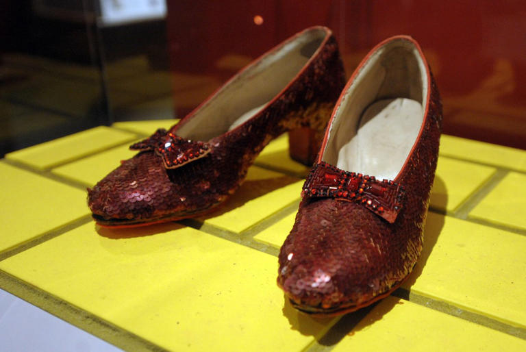 Theft charges for stolen 'Wizard of Oz' ruby slippers dismissed after(01)