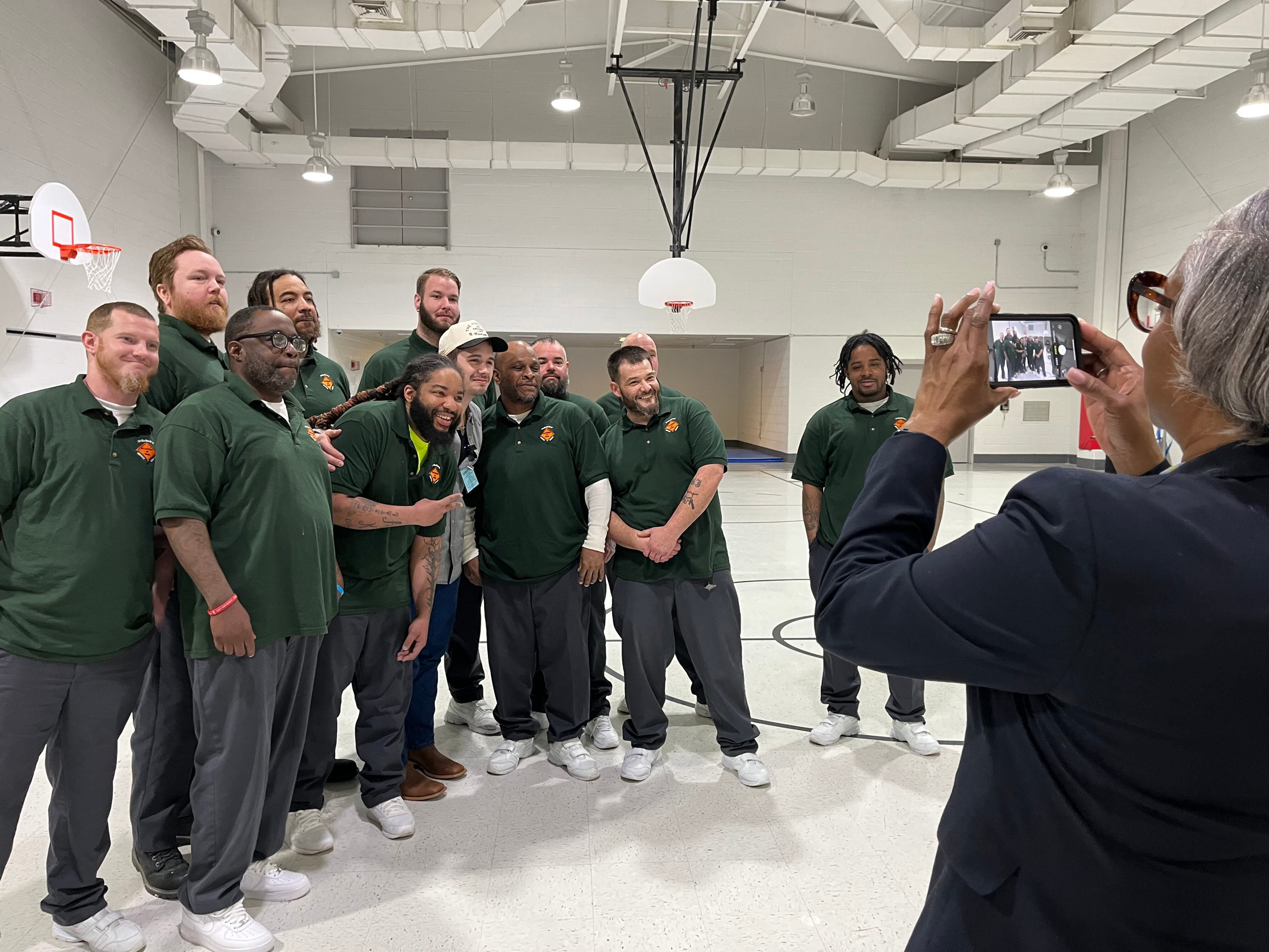 ‘It’s really heartwarming’ ‘American Idol’ winner inspires inmates