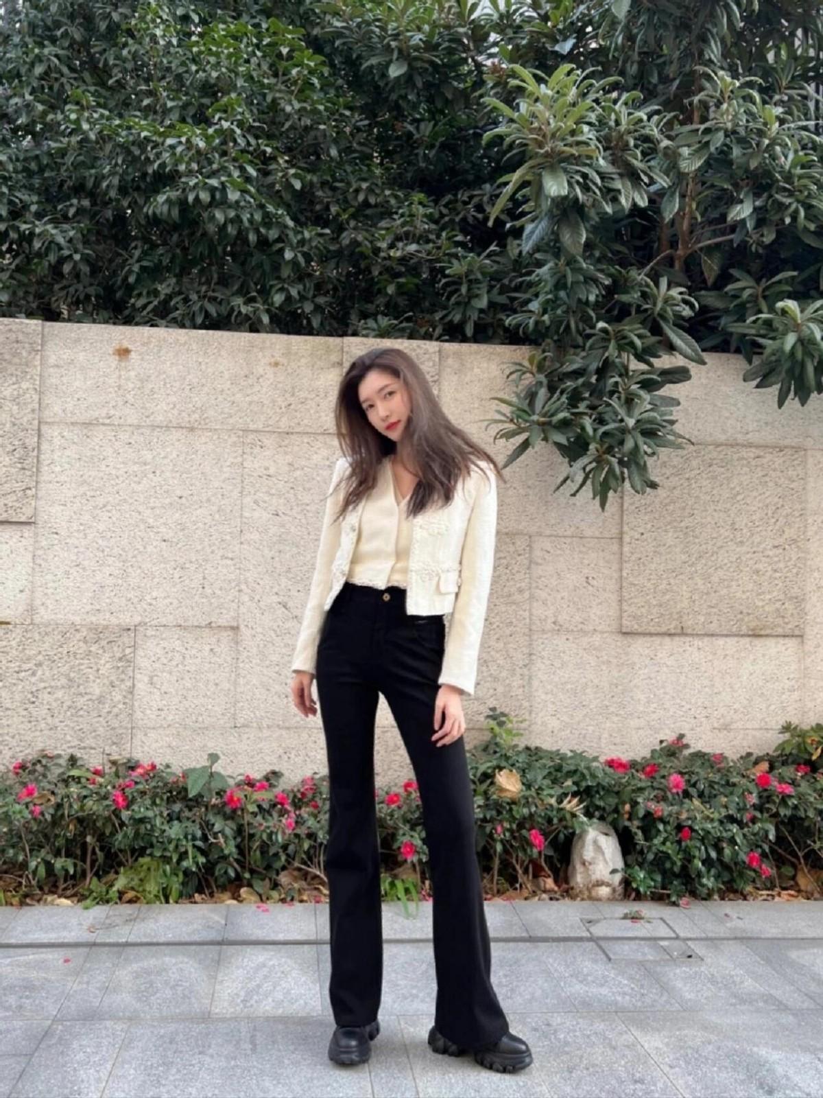 江疏影留回长发后带火了小香风穿搭，搭配小黑裤+老爹鞋，太时髦