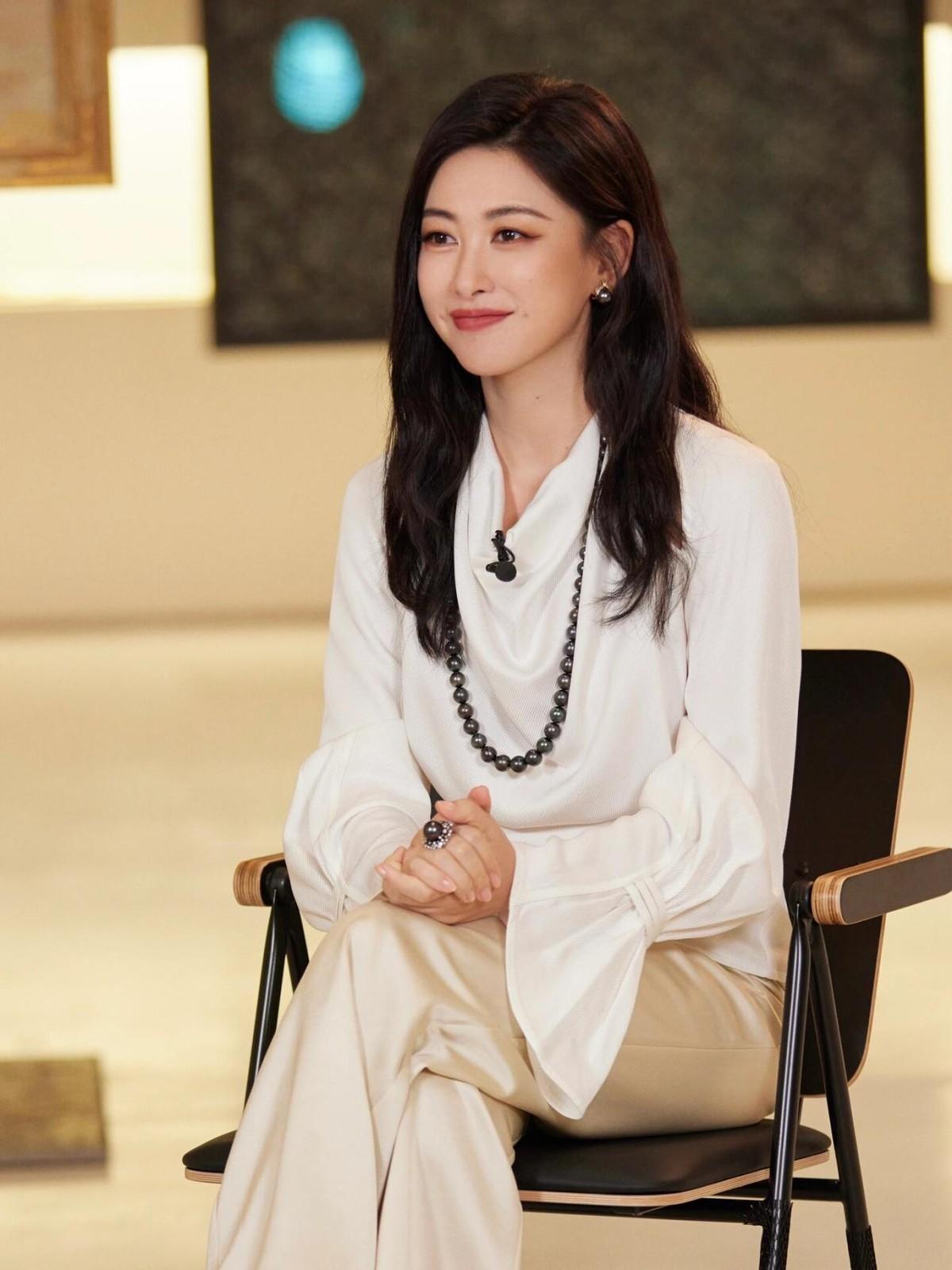 看了朱珠的穿搭，我悟了：衬衫不配半身裙、短靴，才更时髦洋气