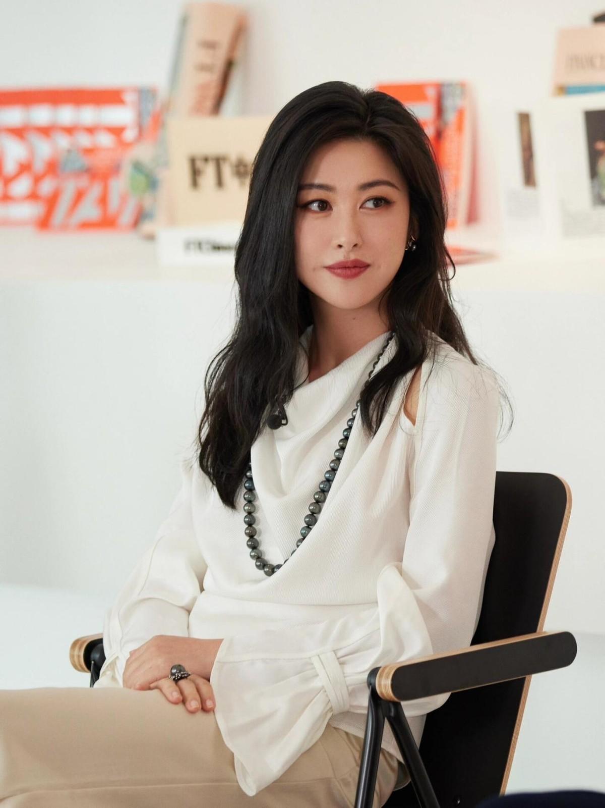 看了朱珠的穿搭，我悟了：衬衫不配半身裙、短靴，才更时髦洋气