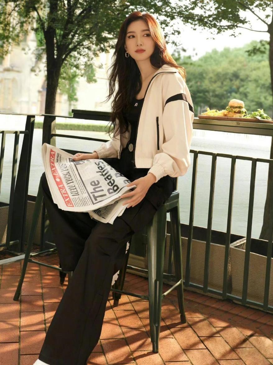 江疏影留回长发后带火了小香风穿搭，搭配小黑裤+老爹鞋，太时髦