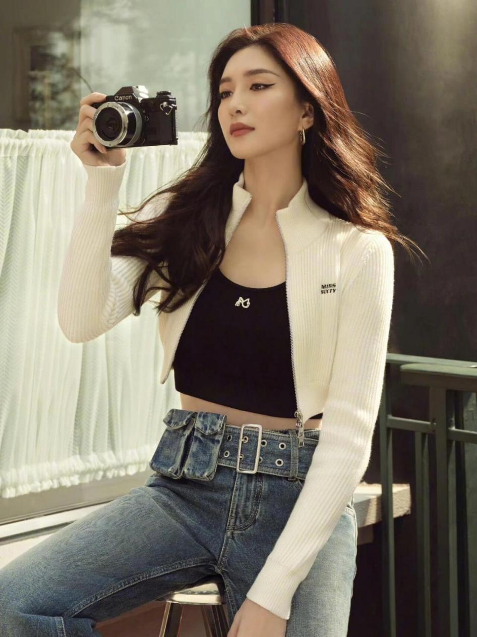 江疏影留回长发后带火了小香风穿搭，搭配小黑裤+老爹鞋，太时髦