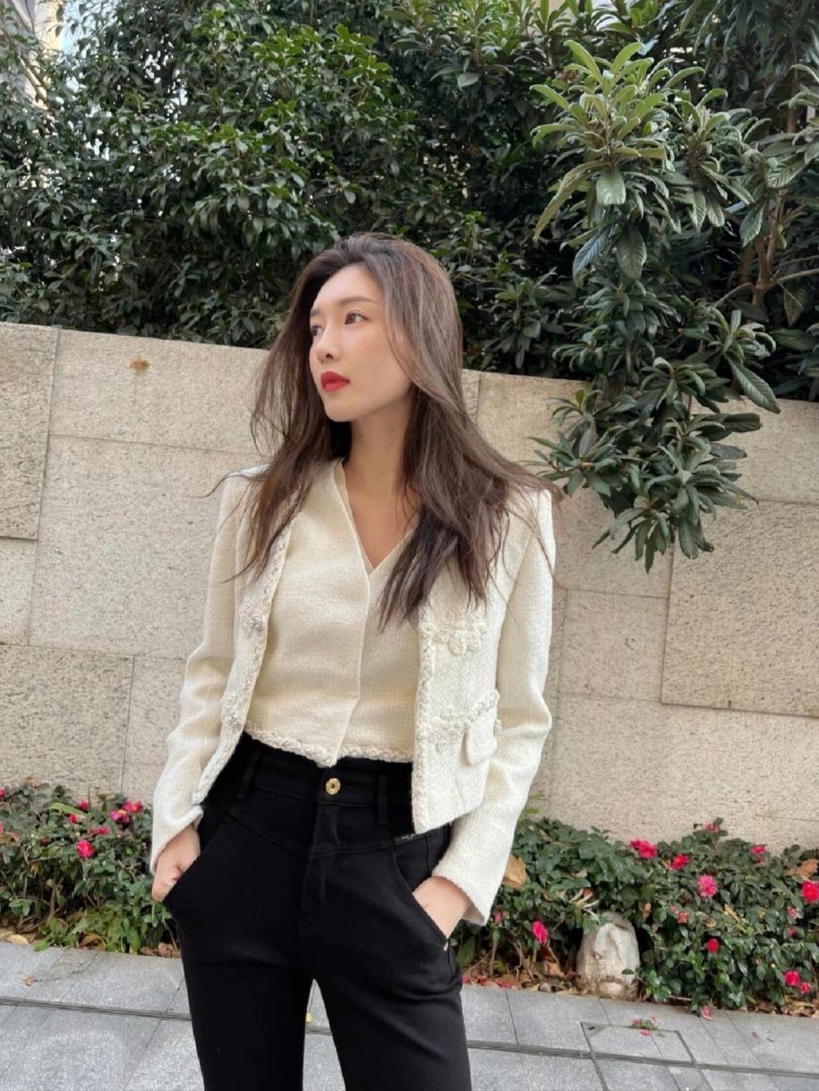 江疏影留回长发后带火了小香风穿搭，搭配小黑裤+老爹鞋，太时髦