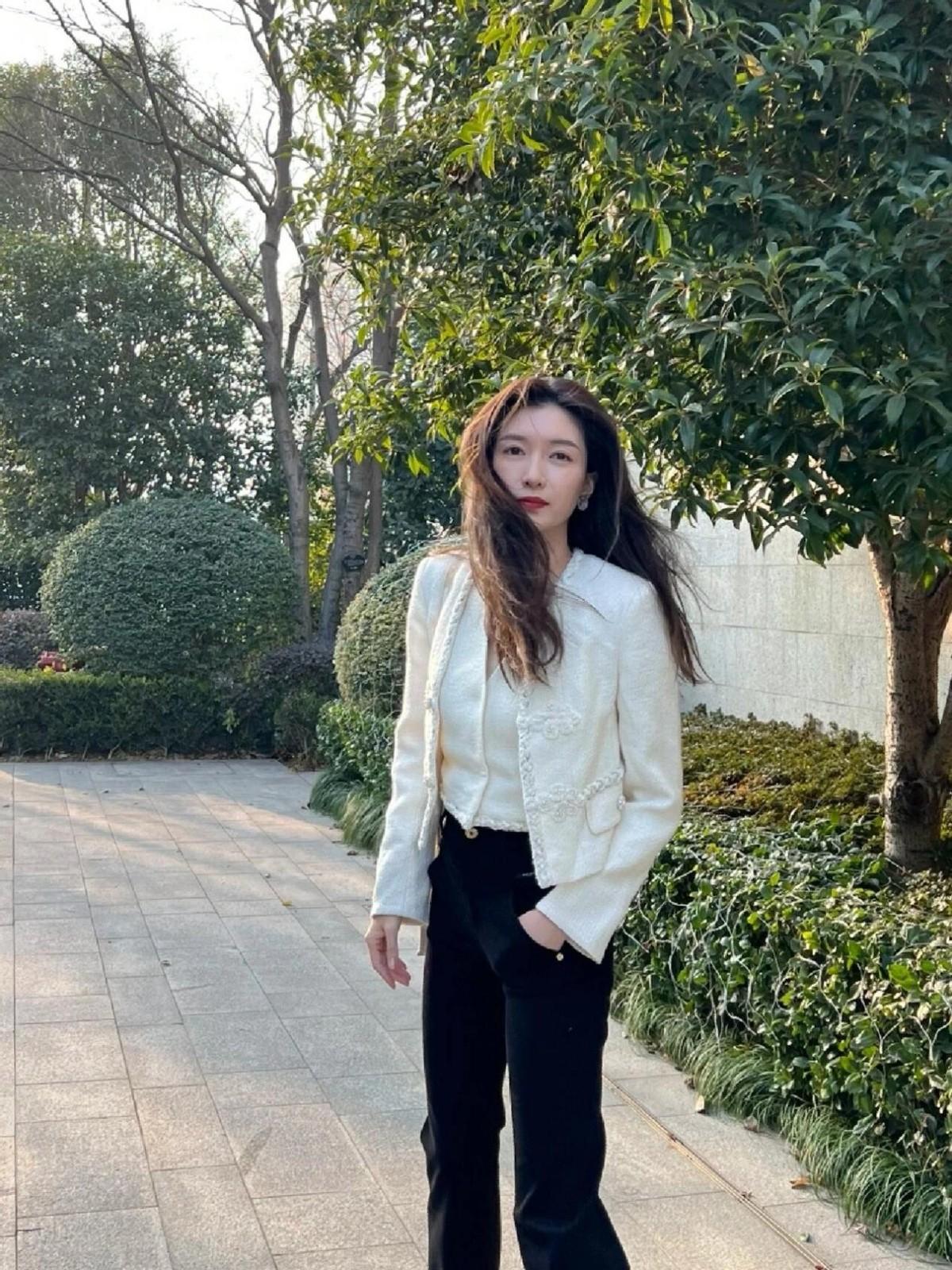 江疏影留回长发后带火了小香风穿搭，搭配小黑裤+老爹鞋，太时髦