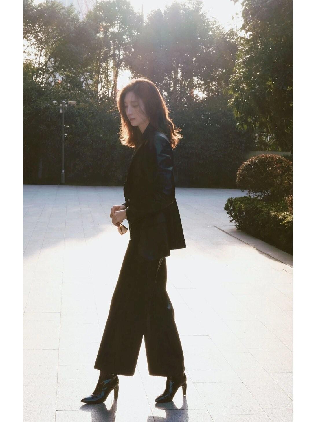 江疏影留回长发后带火了小香风穿搭，搭配小黑裤+老爹鞋，太时髦