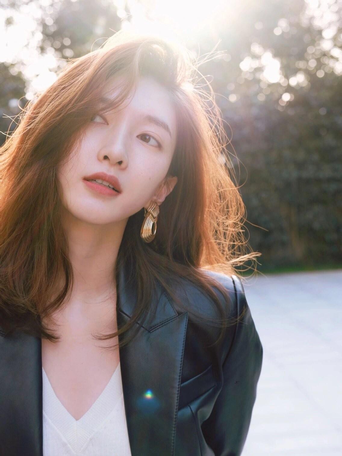 江疏影留回长发后带火了小香风穿搭，搭配小黑裤+老爹鞋，太时髦