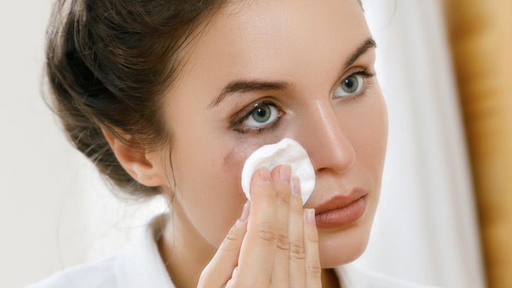 Có một số điều cần tránh khi tẩy trang mà bạn phải nhớ. (Ảnh: Glam)