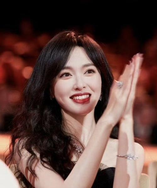 女演员长相很重要，31岁陈都灵与41岁唐嫣古装对打，谁会更胜一筹