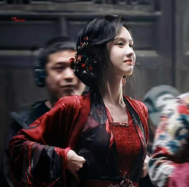 女演员长相很重要，31岁陈都灵与41岁唐嫣古装对打，谁会更胜一筹