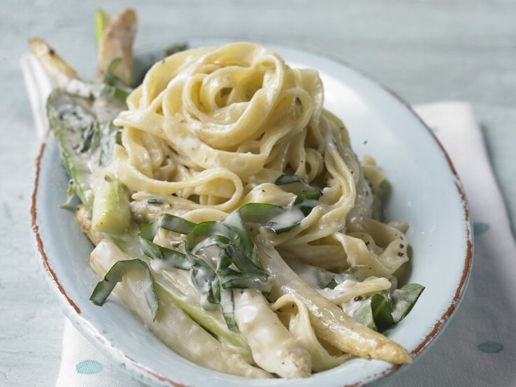 Bandnudeln mit Spargel-Bärlauch-Sahnesoße: Frühlings-Highlight