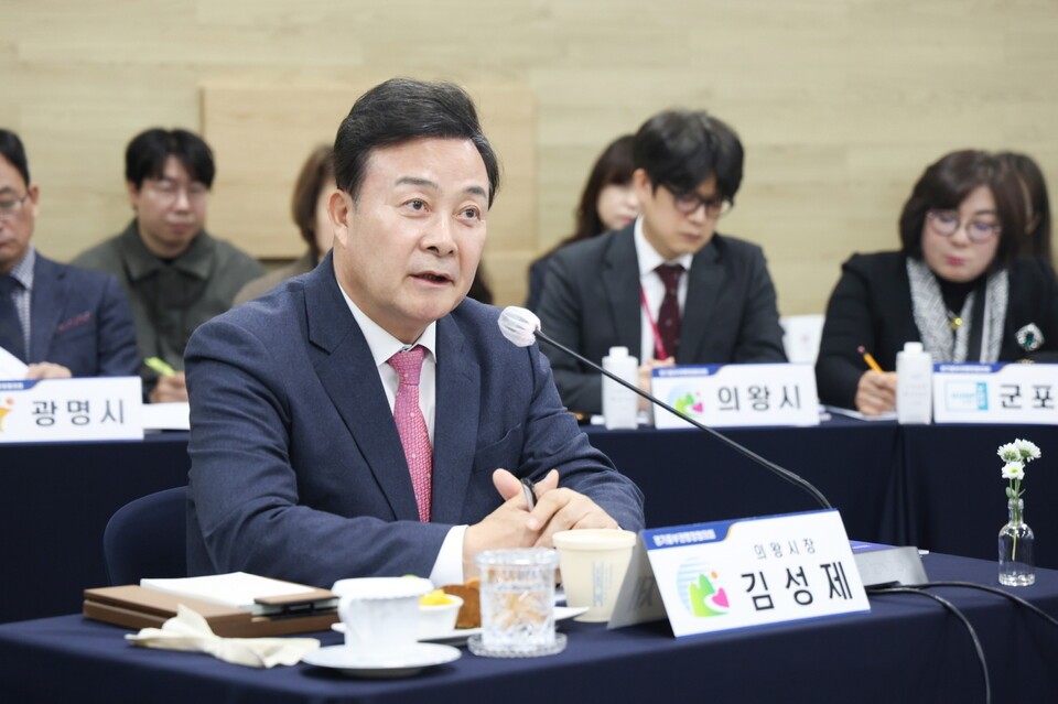 김성제 의왕시장, '여론조작' 개입 의혹사건 검찰 송치, 정치적 갈등과 공천헌금 사건