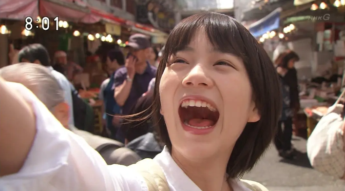 开年最高分日剧，来了！ 主演能年玲奈，因日剧《海女》爆火的国民女神。 曾因与事务所纠纷，被封杀长达10年。  一回归就势不可挡。 2022年凭电影《鱼之子》提名日本电影学院奖最佳女主。 这次又是时隔10年后，首次主演剧集。 开分8.6，播