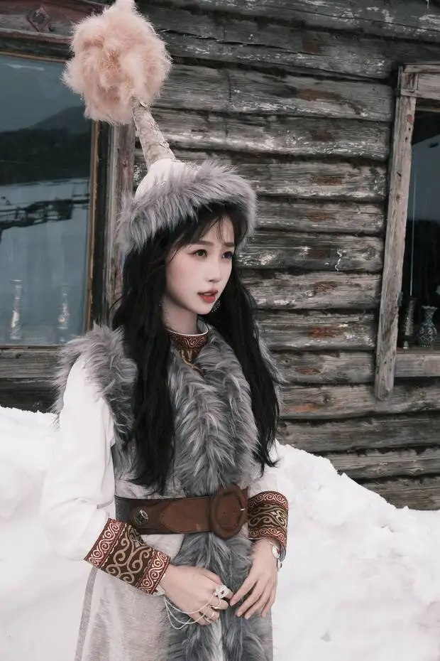 虞书欣身穿新疆特色服饰。