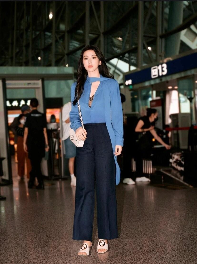 看了朱珠的穿搭，我悟了：衬衫不配半身裙、短靴，才更时髦洋气