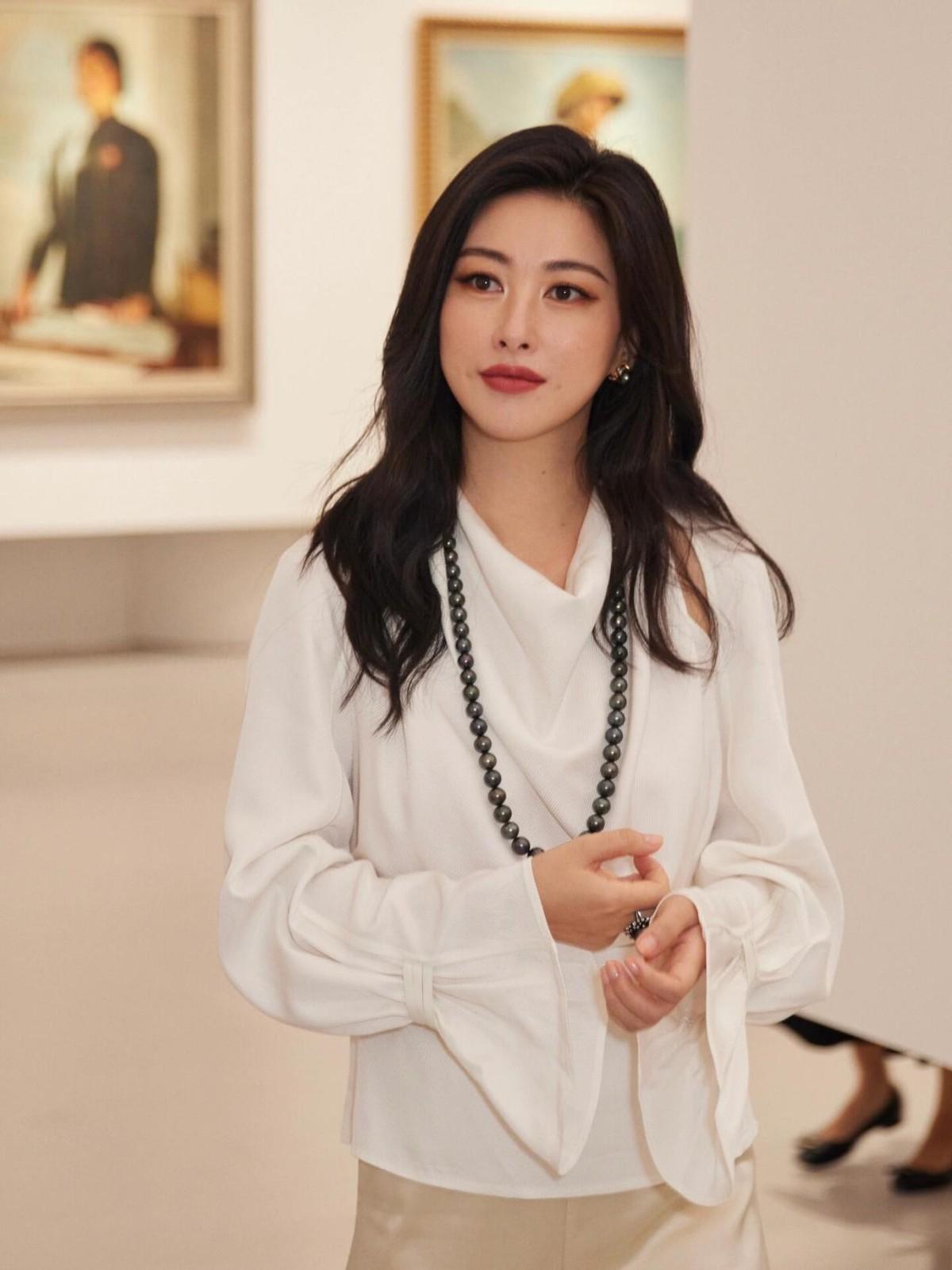 看了朱珠的穿搭，我悟了：衬衫不配半身裙、短靴，才更时髦洋气