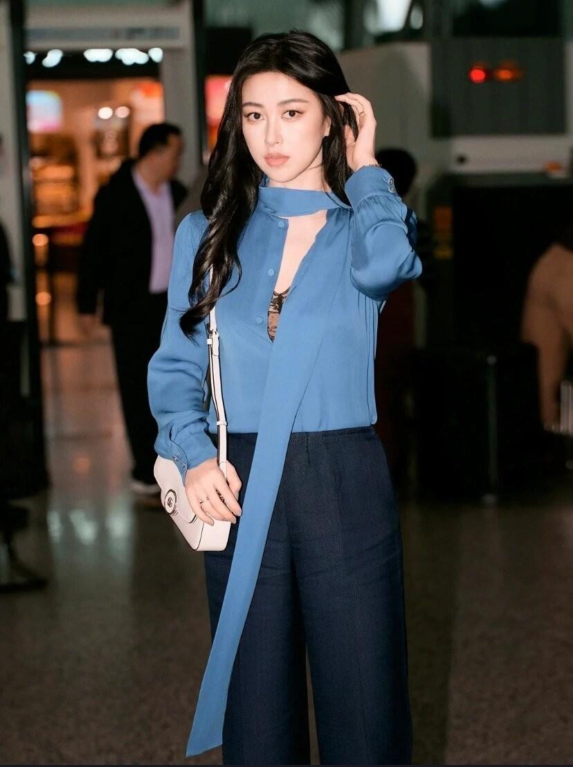 看了朱珠的穿搭，我悟了：衬衫不配半身裙、短靴，才更时髦洋气