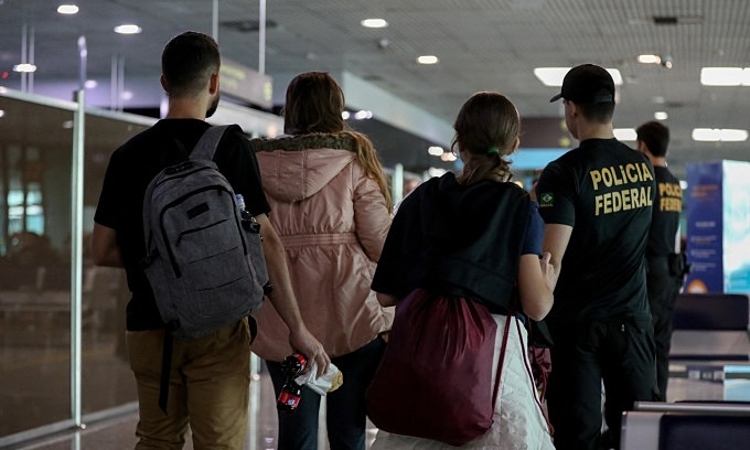 U.S. Warns Green Card Holders and International Students: Stay in the Country U.S. Warns Green Card Holders and International Students: Stay in the Country