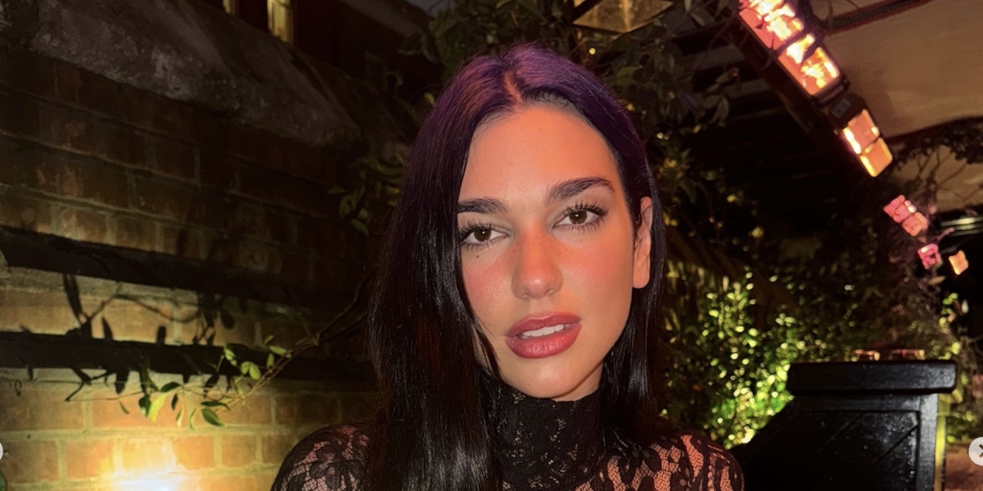 Dua Lipa con un bustier dorado: su look brillante causa sensación en las redes sociales
