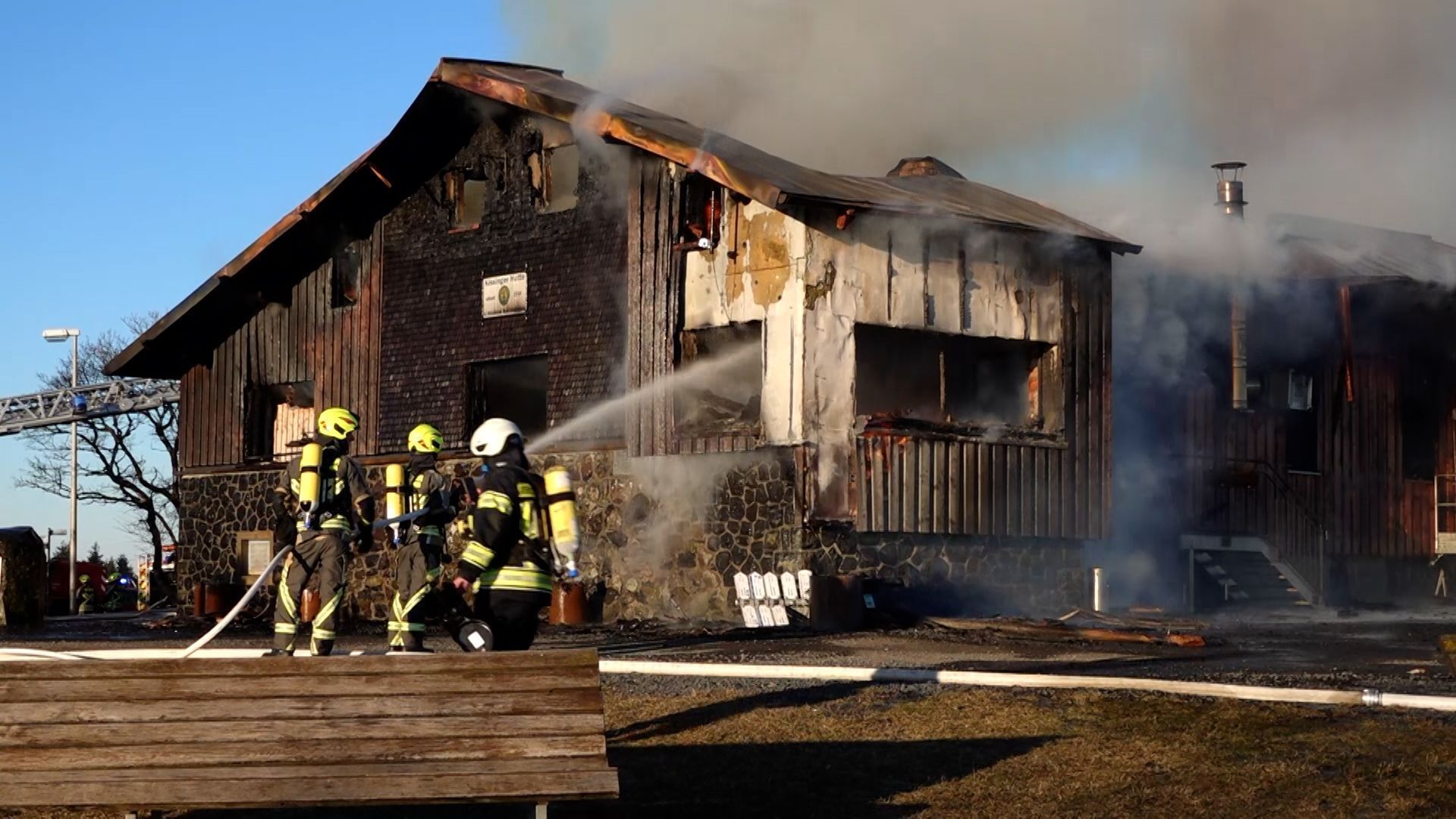 Beliebtes Ausflugsziel in Flammen: Feuerwehr bekämpft Brand der ...