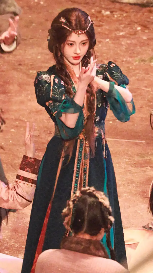 鞠婧祎翩翩起舞。