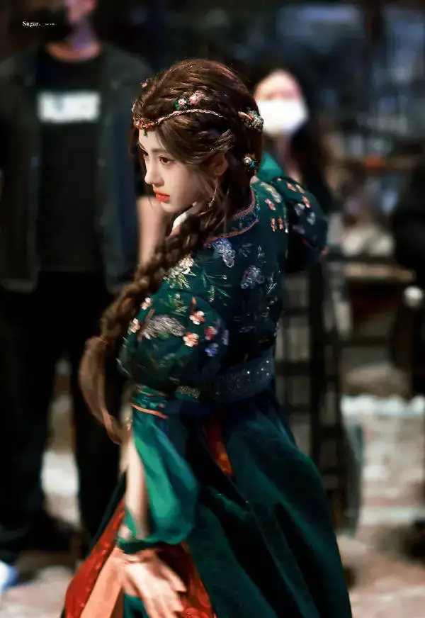 鞠婧祎婀娜多姿。